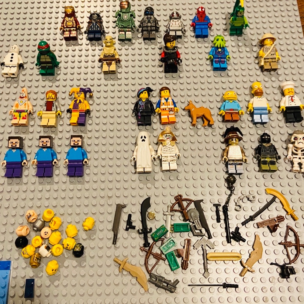 LEGO MINIFIGURES.